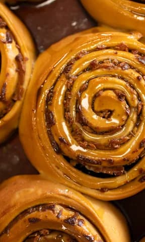 Pasteles en espiral sobre una bandeja