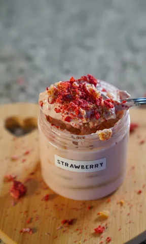Vaso de postre con frutos rojos