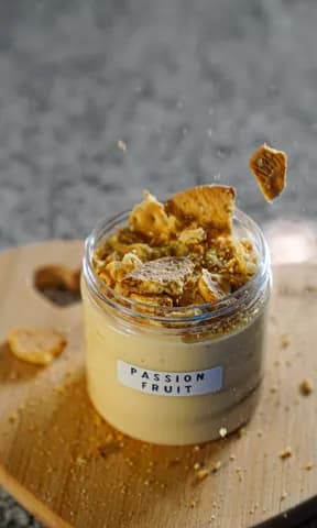Vaso de postre con trozos crujientes