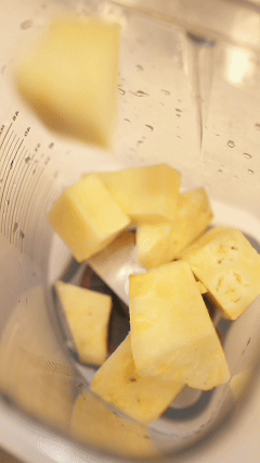 Trozos de piña en un recipiente