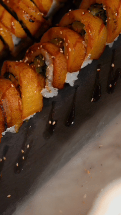 Brochetas asadas en un plato