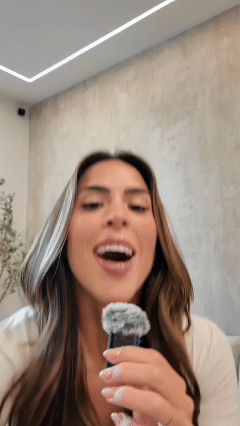 Mujer sosteniendo una cuchara cerca del rostro